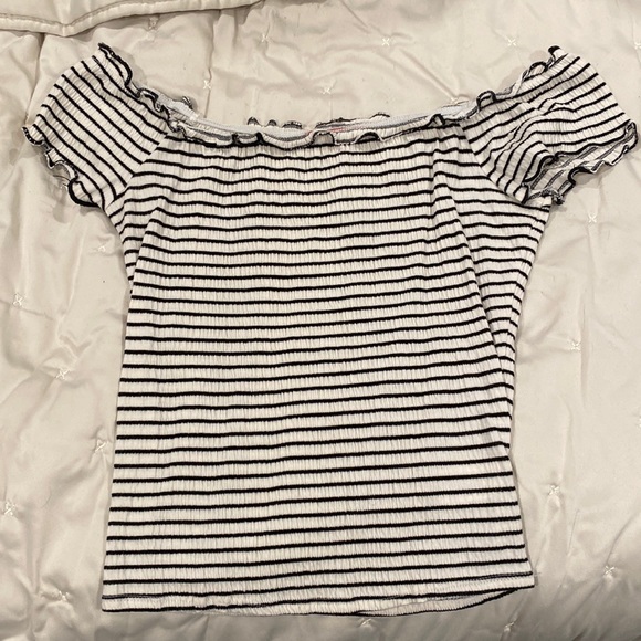 Guess off the shoulder top - Picture 1 of 1